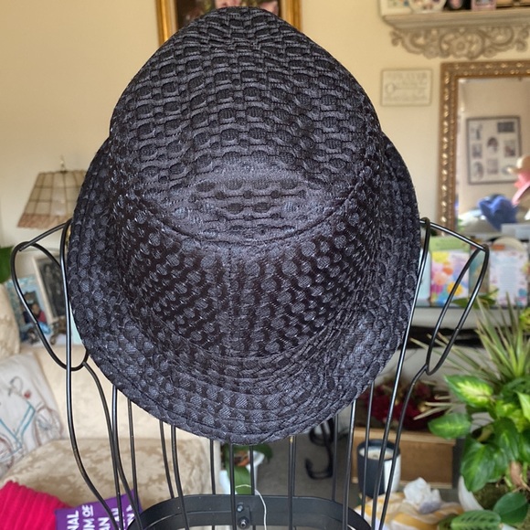 Black size small hat - Picture 2 of 4